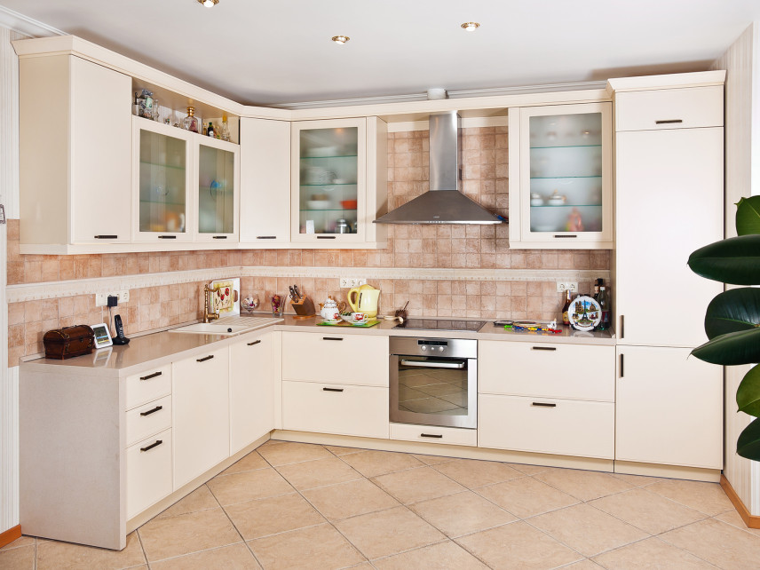 Dekoration der Küche - wie wählt man die richtige Tapete und Lampe?