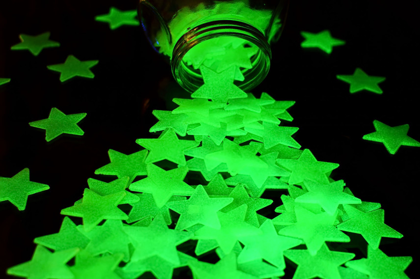 Wie man leuchtende Sterne an der Decke macht - fluoreszierende Sterne für die Decke