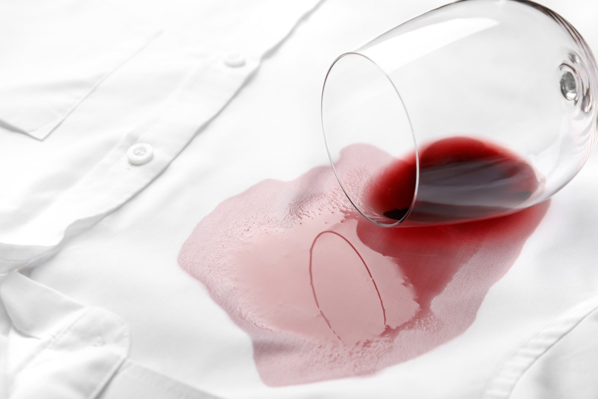 Wie wäscht man Rotwein von einer weißen Bluse oder einem Sofa ab?