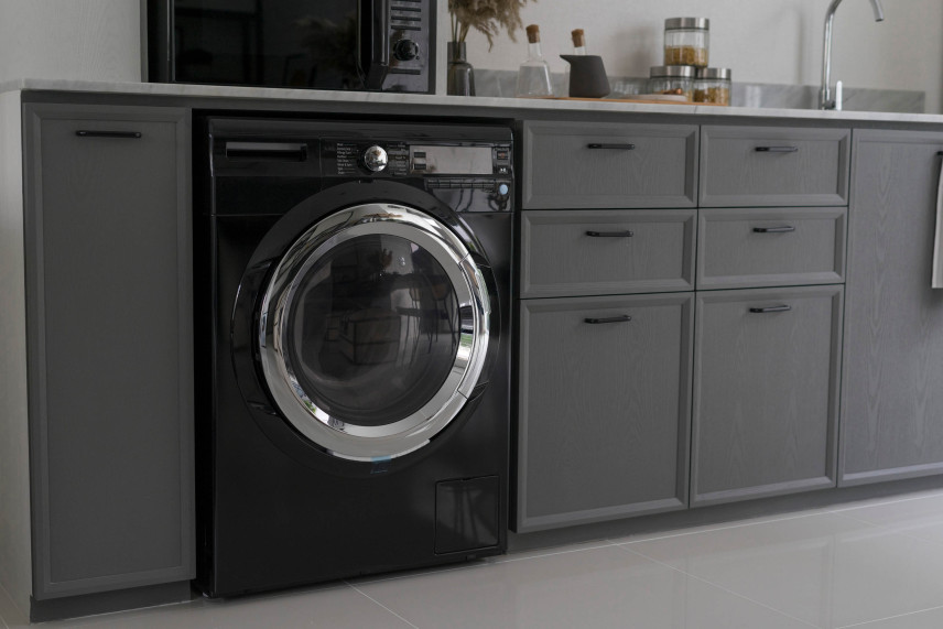 Wie kann man eine freistehende Waschmaschine in der Küche, in einem kleinen Badezimmer oder unter der Arbeitsplatte unterbringen?
