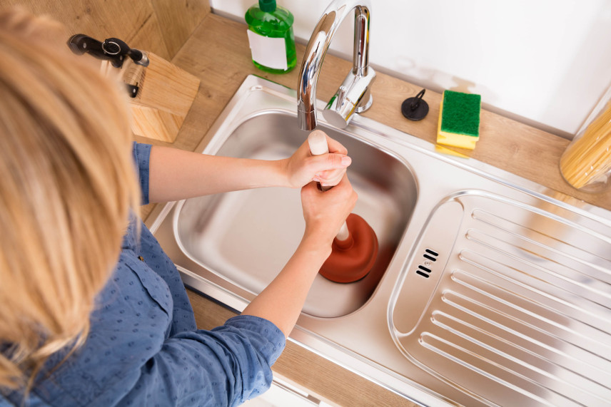 Verstopfter Abfluss? Wie geht man mit einem verstopften Abfluss in der Küche oder im Bad um?