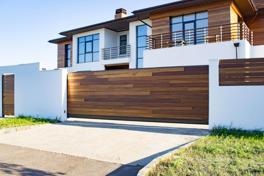 Interessante moderne Holzzäune - wie zäunt man sein Haus ein?