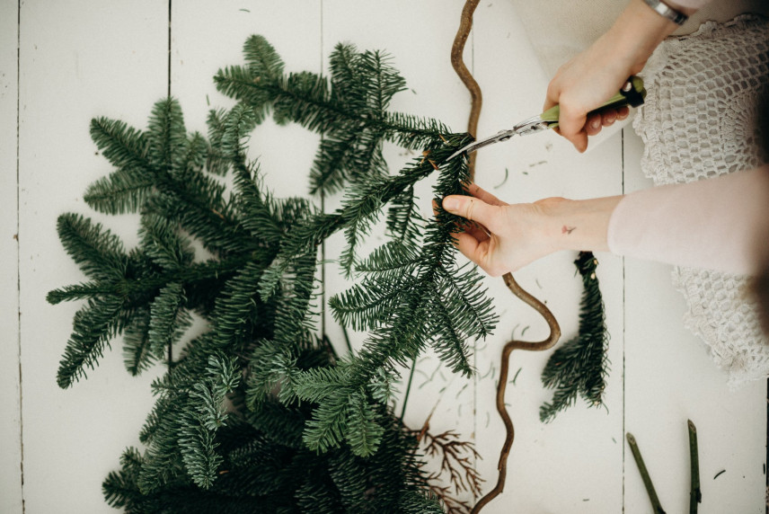 Wie kann man einen dekorativen Weihnachtsbaum aus Zweigen, Papier, Tannenzapfen oder Kritzeleien basteln?