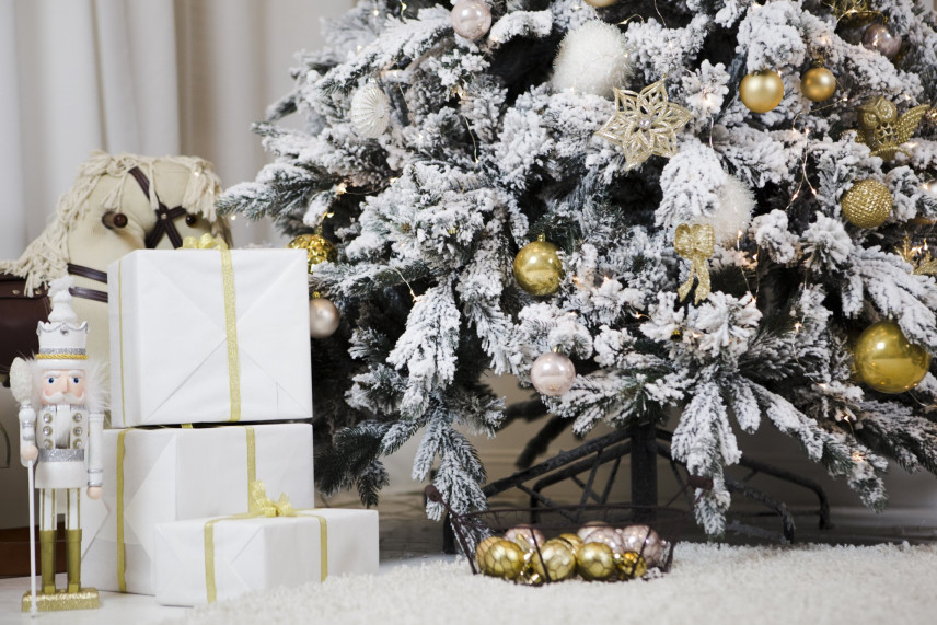 Wie kann man einen Weihnachtsbaum modern kleiden, schmücken und dekorieren?