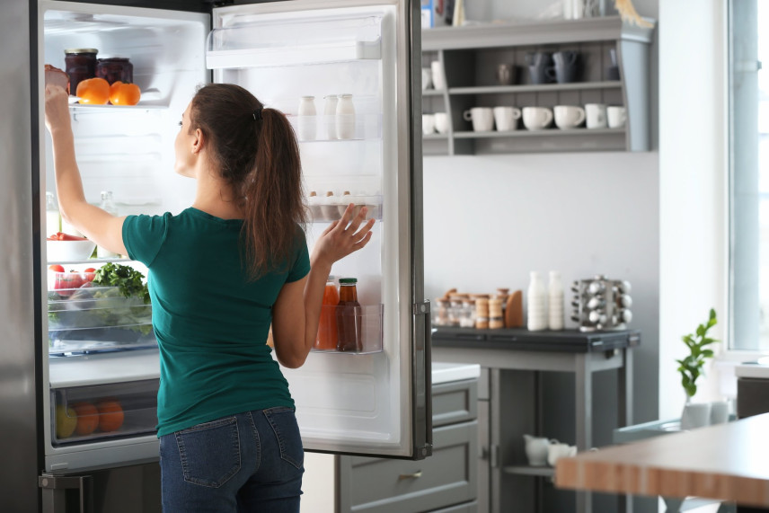 Wie wird man den unangenehmen Geruch im Kühlschrank los?