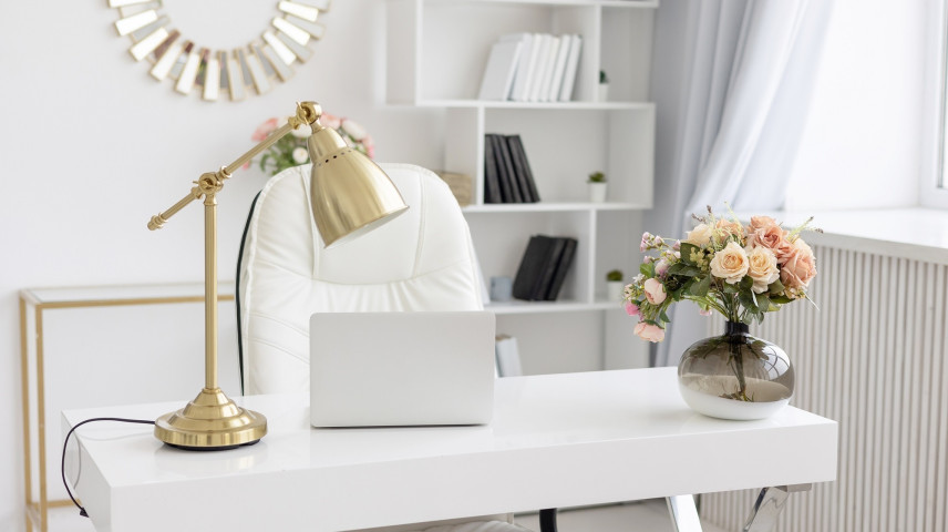 Wie kann man einen Raum mit weißen Möbeln dekorieren?