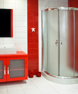 Rotes und weißes Badezimmer