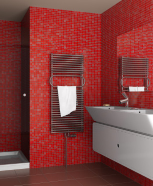 Badezimmer mit rotem Mosaik an der Wand