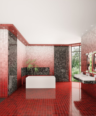Badezimmer mit rotem und grauem Mosaik an der Wand