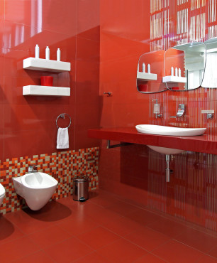 Rotes modernes Badezimmer