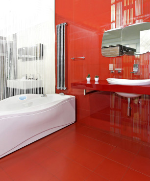 Rotes Bad mit Whirlpool-Badewanne