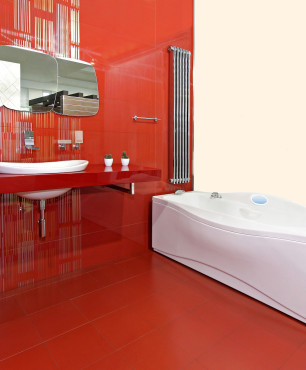 Rotes Badezimmer mit Badewanne