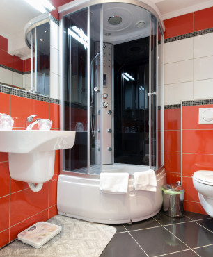 Rotes und weißes Badezimmer mit Hydromassage-Dusche