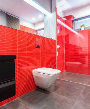 Rotes Badezimmer mit grauem Boden