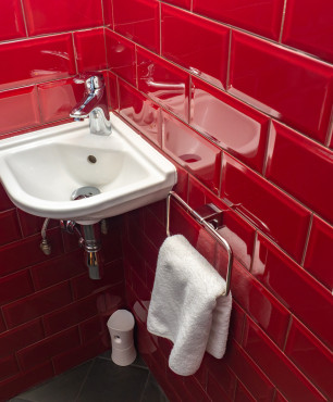 Kleines rotes Badezimmer