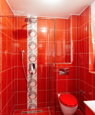 Rotes Badezimmer mit Hydromassage-Dusche