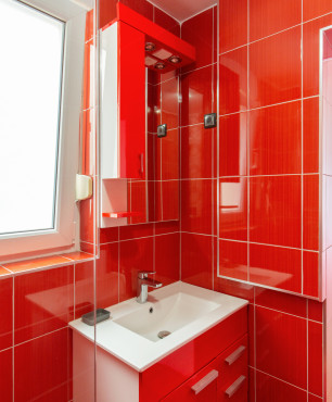 Kleines rotes Badezimmer