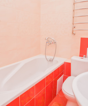 Badezimmer in Beige und Rot
