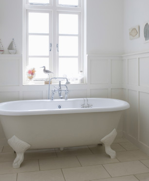 Helles Badezimmer im Vintage-Stil mit runder Badewanne