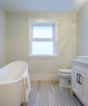 Kleines Badezimmer mit ovaler Badewanne im skandinavischen Stil