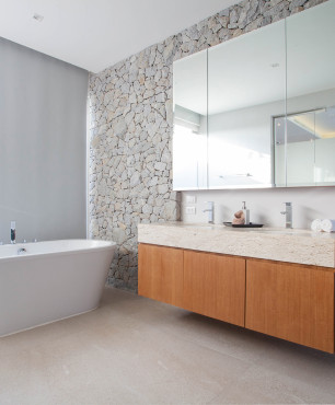 Badezimmer mit Steinwand