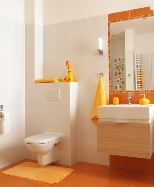Gelb-orangefarbenes Badezimmer