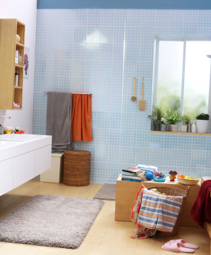 Badezimmer mit einer blauen Wand