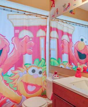 Badezimmer mit Wandgemälde