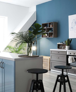Küche mit einer blauen Wand