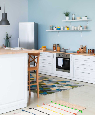 Küchengestaltung mit blauer Wand
