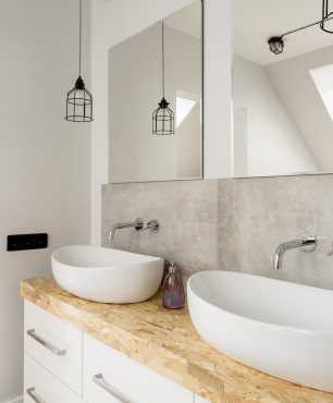 Badezimmer im skandinavischen Stil mit Pendelleuchten