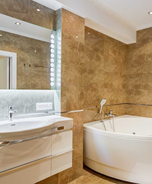 Badezimmer mit Eckbadewanne und großem Spiegel