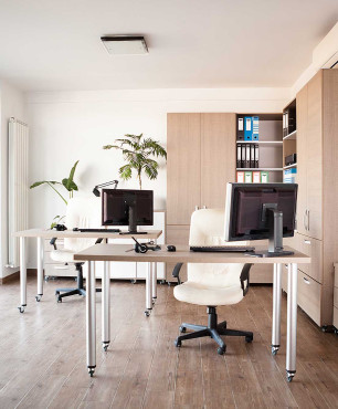 Modernes Büro im skandinavischen Stil