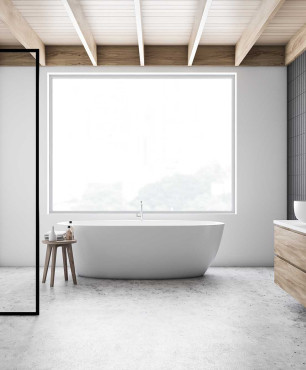 Badezimmer mit grauer Wand und großem Fenster