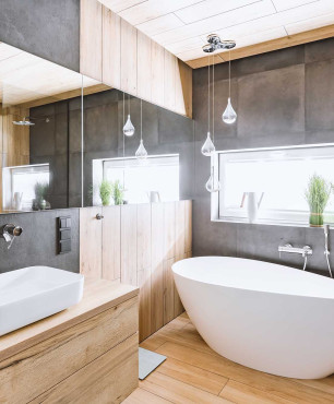 Betonfarbenes Badezimmer mit Holzboden