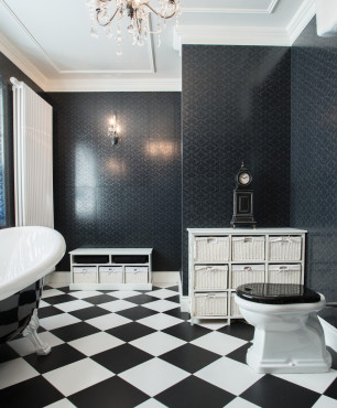 Schwarzes und weißes Vintage-Badezimmer