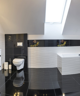 Modernes Bad in Schwarz und Weiß