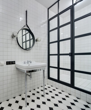 Weißes Bad mit stilvollen schwarzen Accessoires