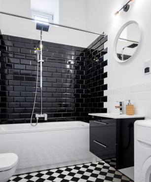 Schwarz-weißes Badezimmer mit schwarzer Ziegelwand