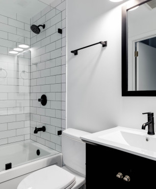 Schwarz-weißes Badezimmer mit Dusche und Badewanne