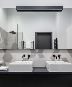 Schwarzes, weißes und graues Badezimmer mit großem Spiegel