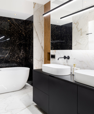 Badezimmer aus schwarzem und weißem Marmor