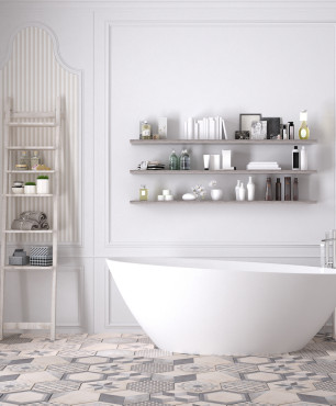 Weißes Badezimmer mit ovaler Badewanne
