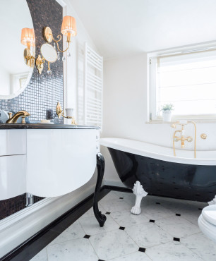 Schwarz-weißes Badezimmer im Glamour-Stil