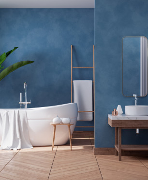 Badezimmer mit blauer Wand und Badewanne