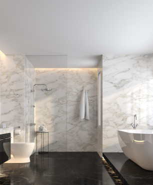 Trendiges Badezimmer mit Marmorwand