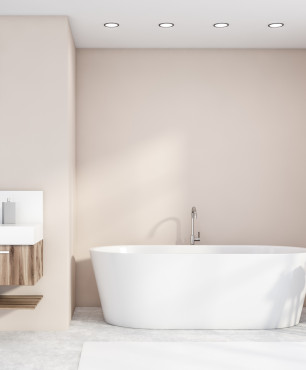Beigefarbenes Badezimmer mit ovaler Badewanne