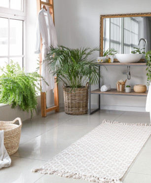 Graues Badezimmer mit Pflanzen