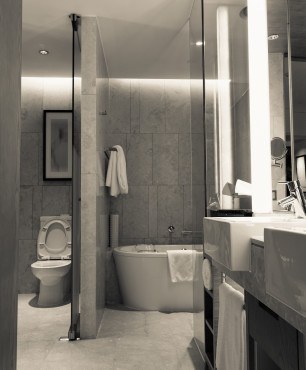 Graues Badezimmer mit beleuchteten Spiegeln