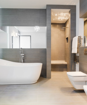 Badezimmer mit grauen Wänden und Spiegeln rundherum
